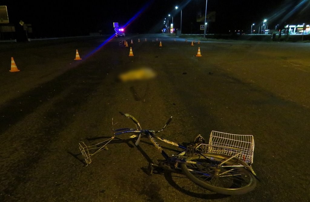 Пьяный водитель на скорости 157 км/ч насмерть сбил велосипедиста и поджег свое авто