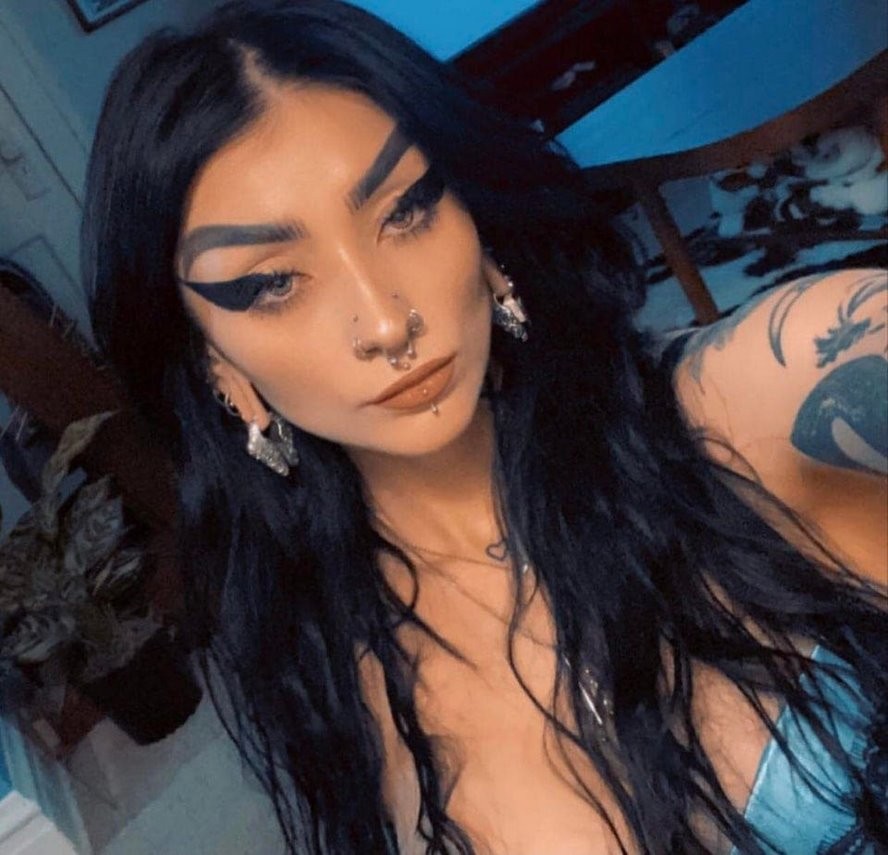 Ох уж эти брови. Фото девушек, которые чрезмерно увлеклись современными трендами