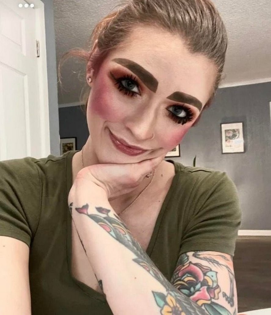 Ох уж эти брови. Фото девушек, которые чрезмерно увлеклись современными трендами