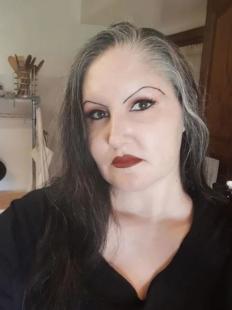 Ох уж эти брови. Фото девушек, которые чрезмерно увлеклись современными трендами