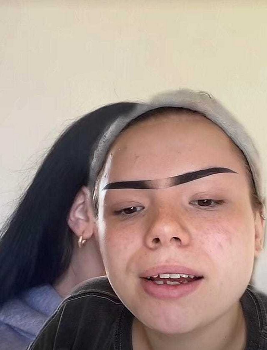 Ох уж эти брови. Фото девушек, которые чрезмерно увлеклись современными трендами