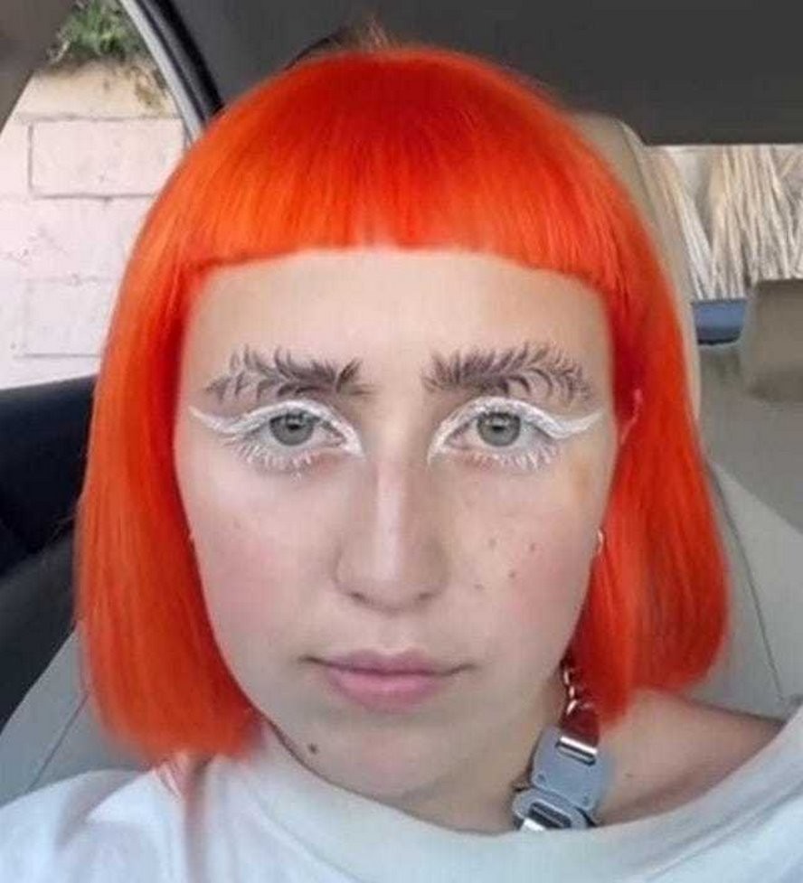Ох уж эти брови. Фото девушек, которые чрезмерно увлеклись современными трендами