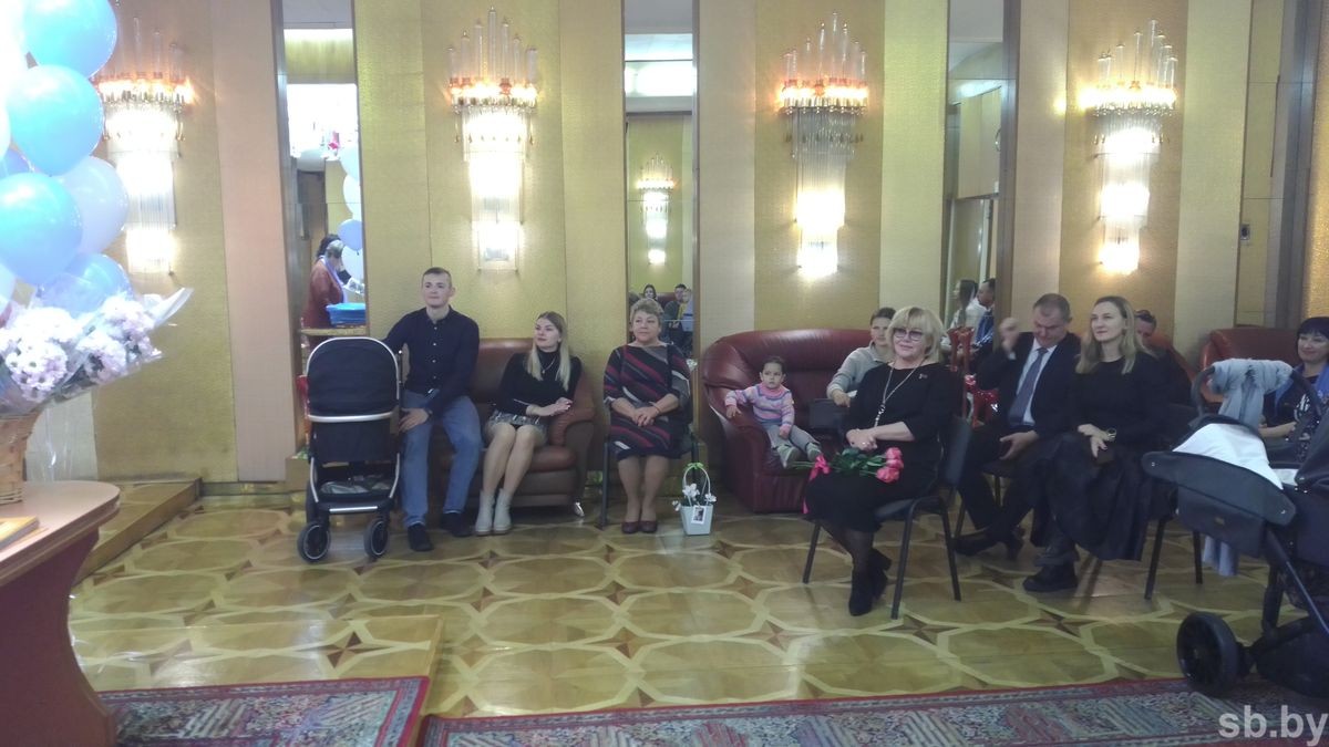 В Бресте детям, родившимся в День мира, вручили сертификаты