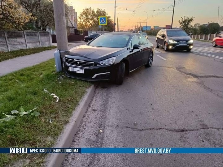 Невнимательная брестчанка на «Пежо» утром врезалась в световую опору
