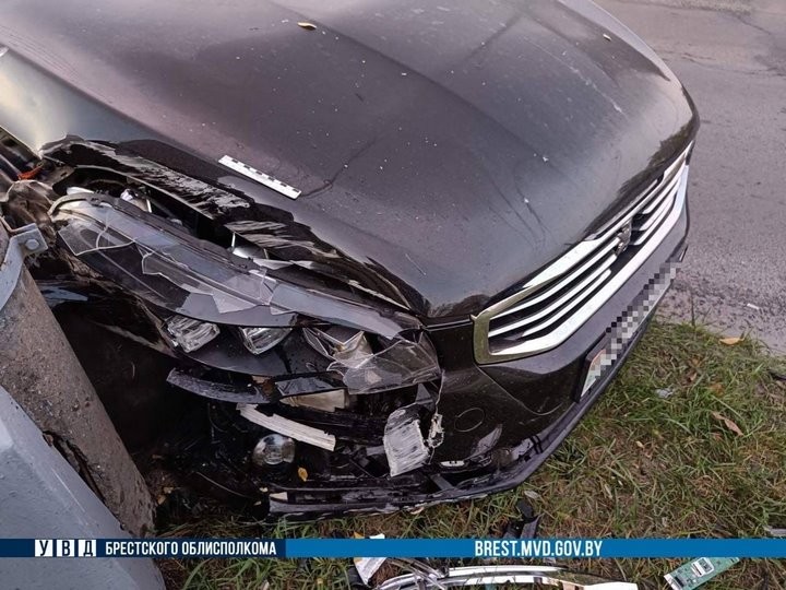 Невнимательная брестчанка на «Пежо» утром врезалась в световую опору