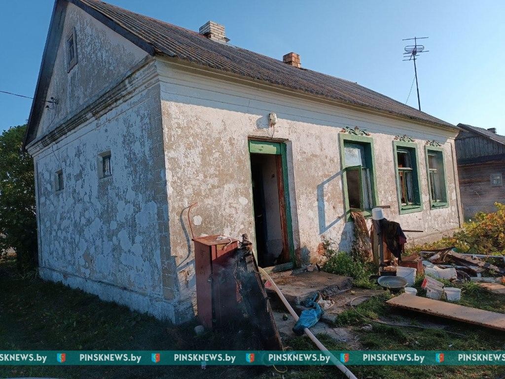 При пожаре дома в Пинском районе погибла женщина