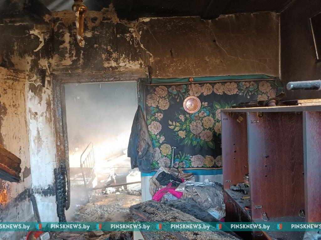 При пожаре дома в Пинском районе погибла женщина