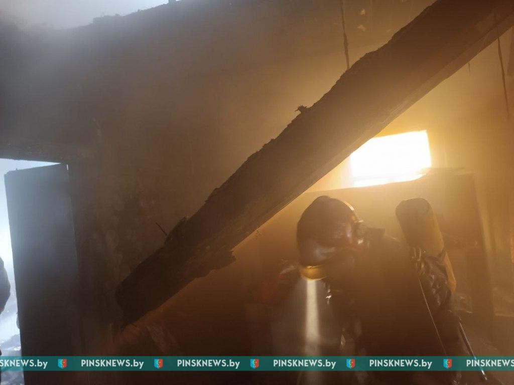 При пожаре дома в Пинском районе погибла женщина