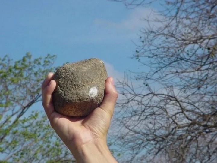 Забрасывала дом соседа камнями: пинчанка получила полтора года колонии за хулиганство