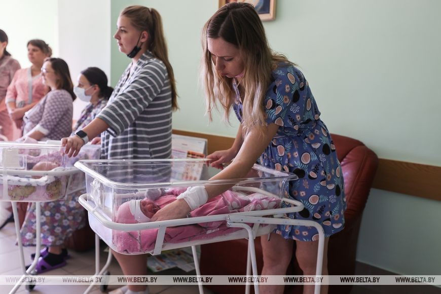 Репортаж из брестского роддома в День матери
