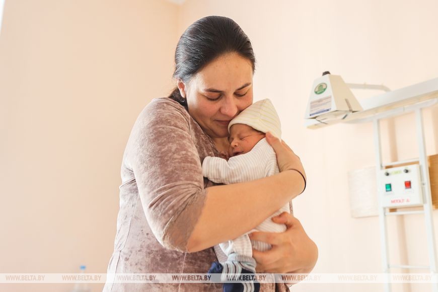 Репортаж из брестского роддома в День матери