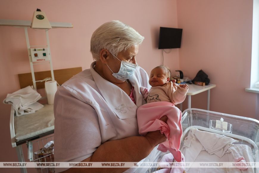 Репортаж из брестского роддома в День матери