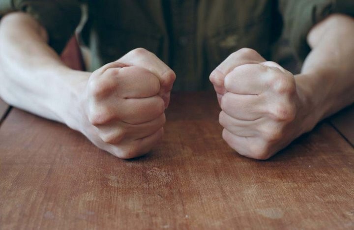 Мужчина избил на улице даму сердца. Чем всё закончилось?