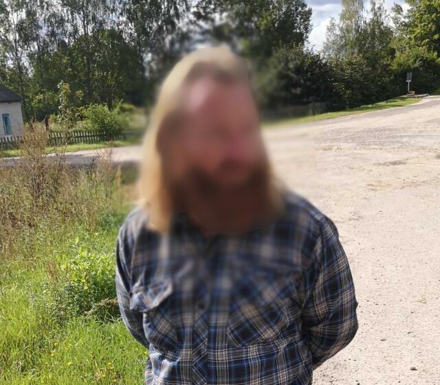 В Беларуси нашли мужчину, который пропал два месяца назад — он жил в землянке и питался яблоками