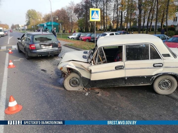 В Кобрине столкнулись «Жигули» и «Ауди»