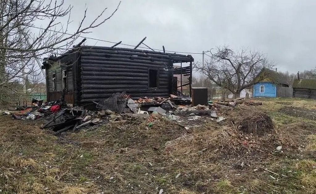 В Беларуси мужчина закрыл двух своих братьев в доме и поджег его
