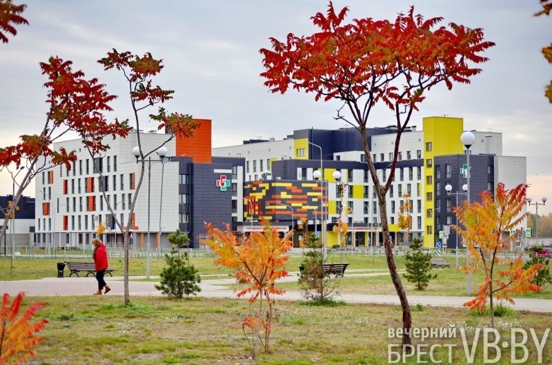 В Бресте парк 1000-летия залит осенними красками. Фоторепортаж