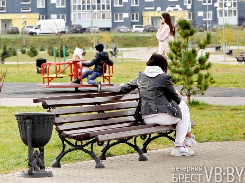 В Бресте парк 1000-летия залит осенними красками. Фоторепортаж