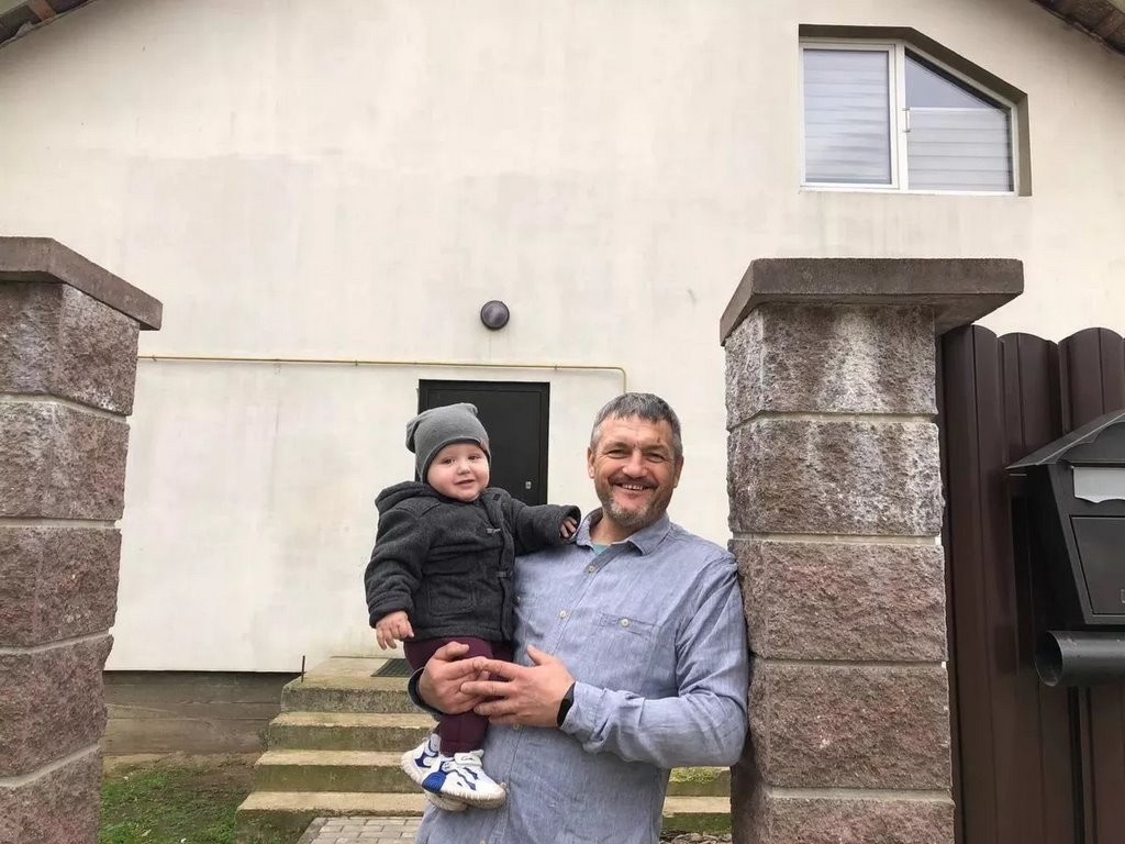 «Можно буду называть тебя папой?» – как белорус взял на воспитание 9 детей