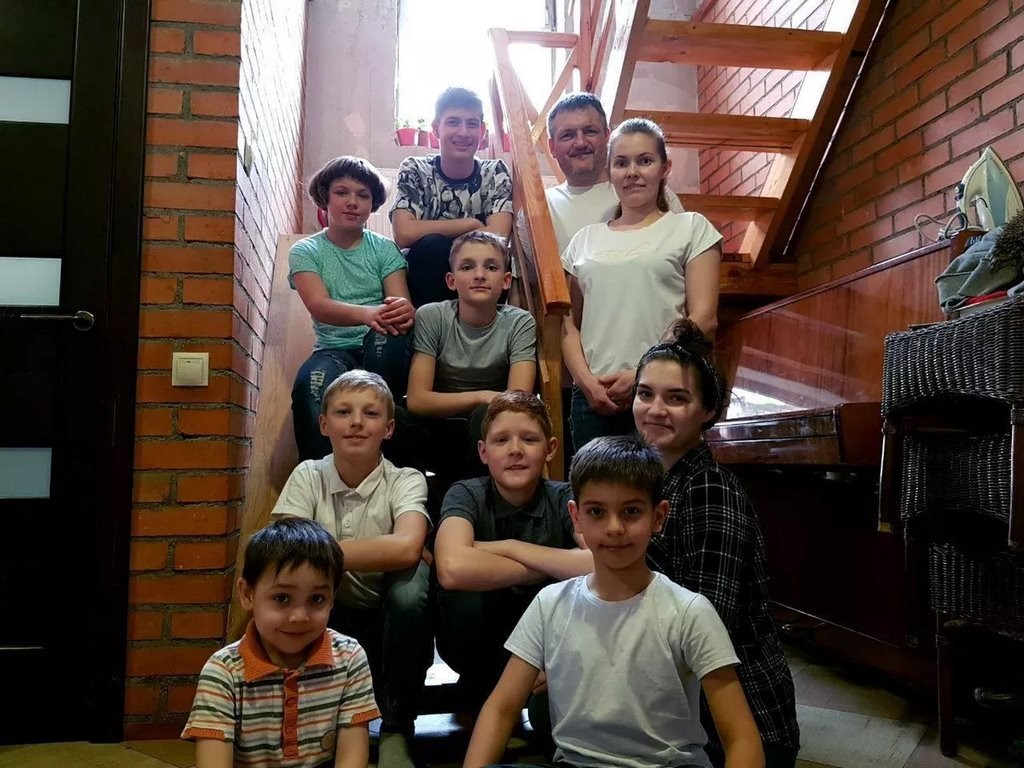 «Можно буду называть тебя папой?» – как белорус взял на воспитание 9 детей