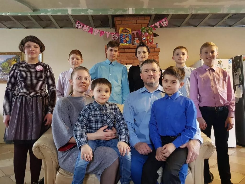 «Можно буду называть тебя папой?» – как белорус взял на воспитание 9 детей