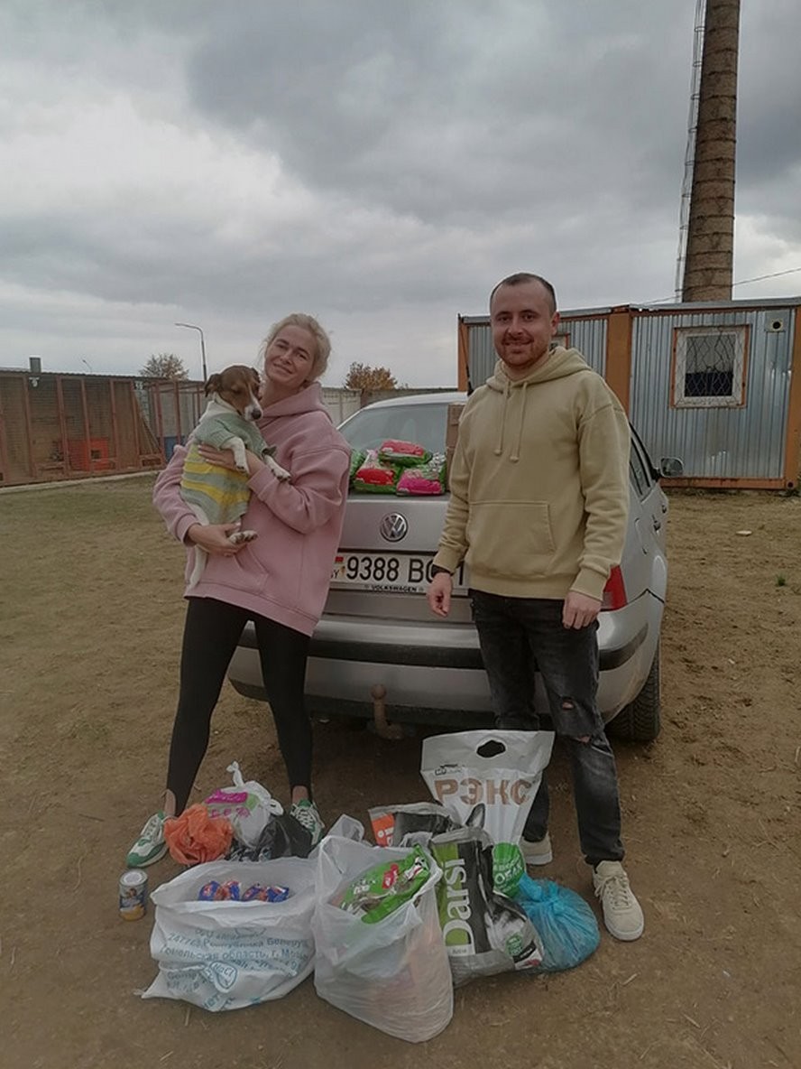 Корм для животных вместо цветов. Чем поразила свадьба в Барановичах