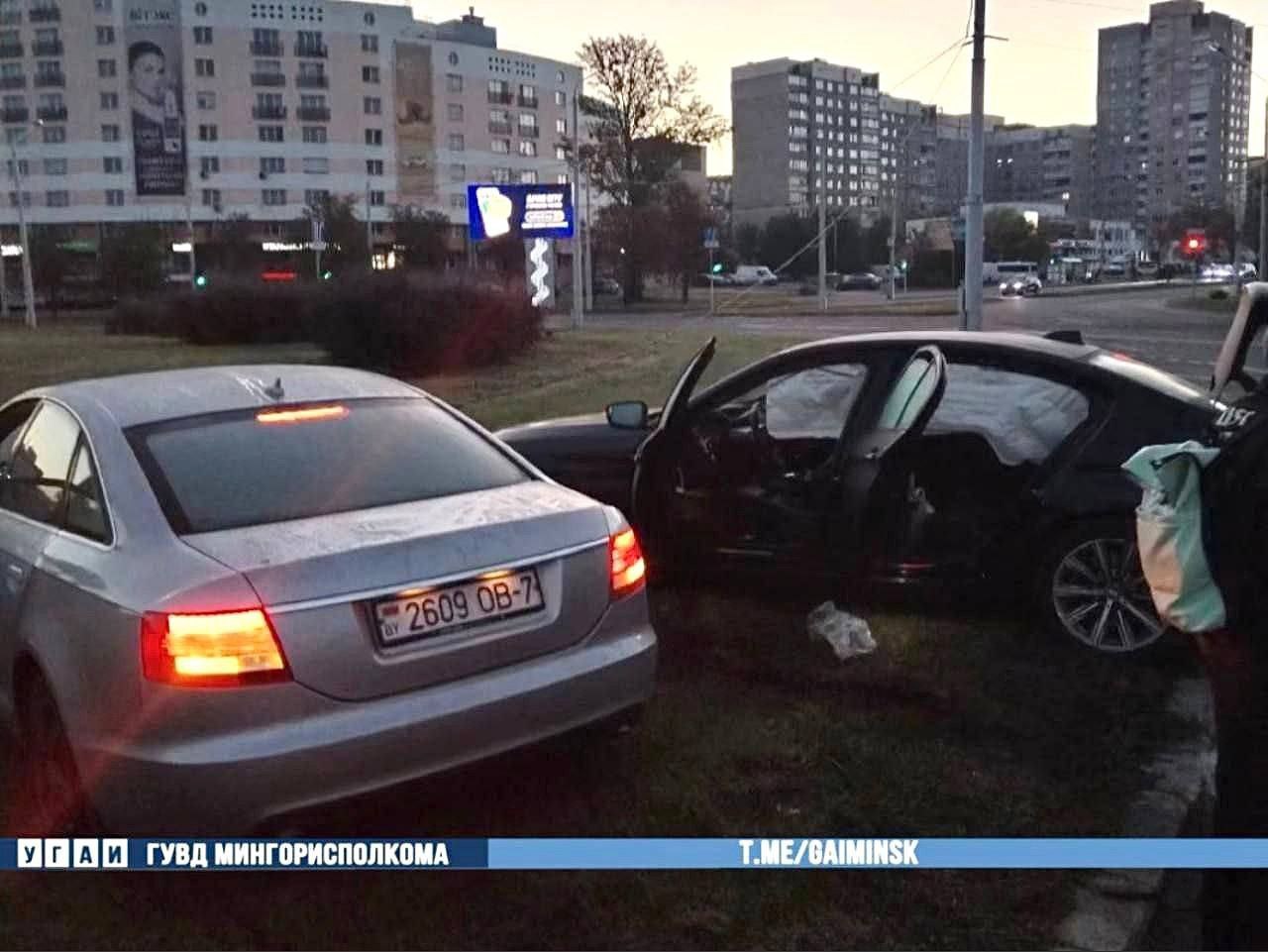 В Минске пьяный водитель Audi на скорости влетел в BMW на кольце – видео
