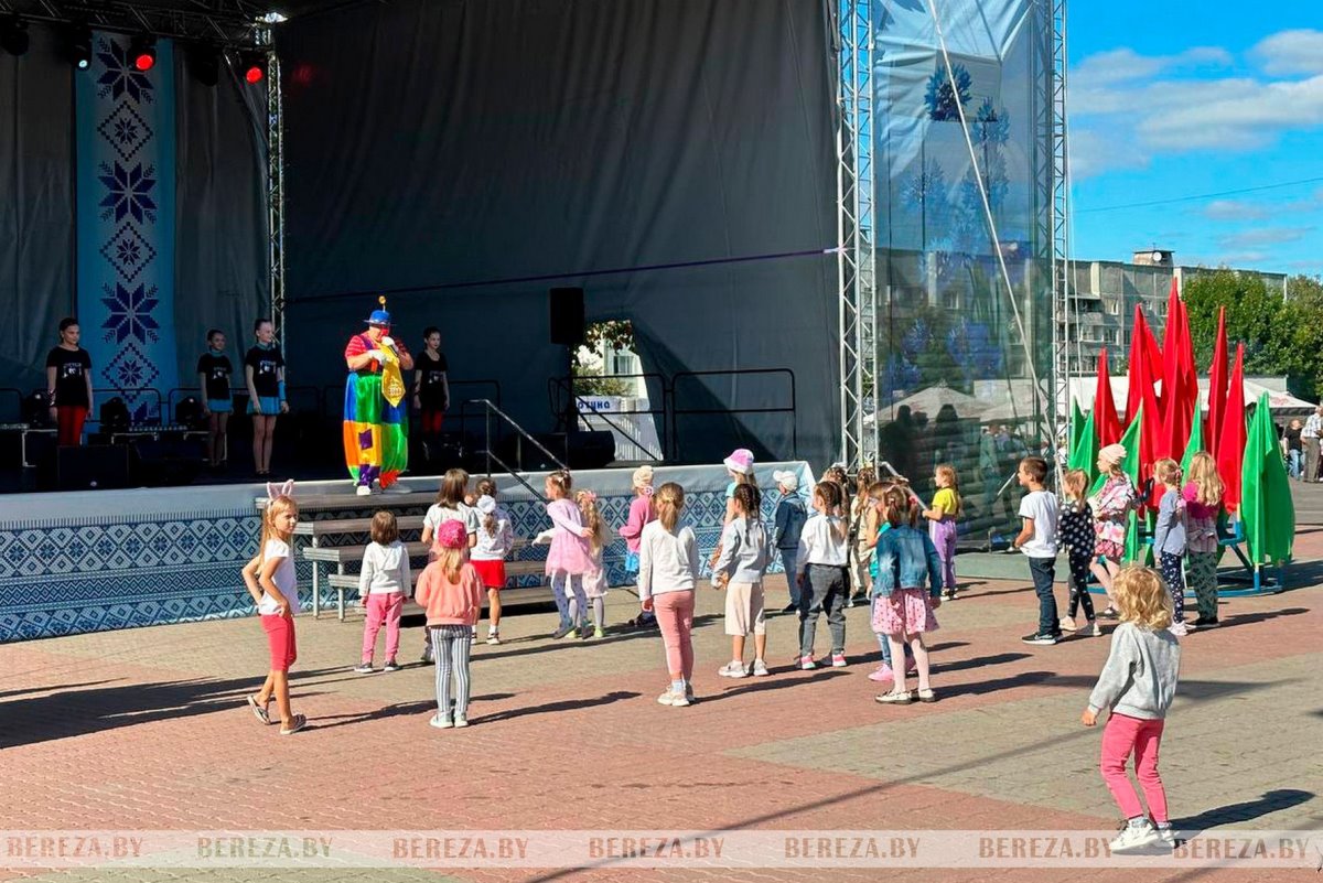 Жители и гости Белоозерска отмечают 65-летие города