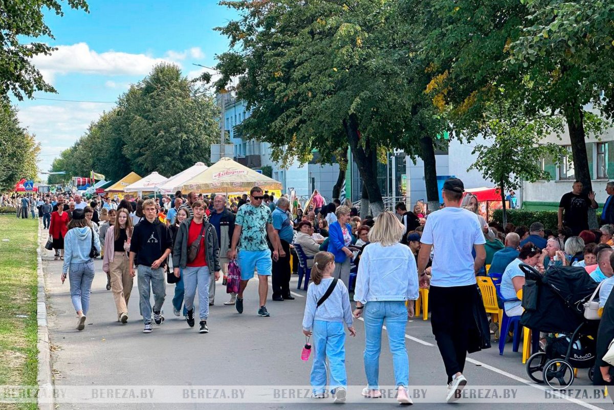 Жители и гости Белоозерска отмечают 65-летие города