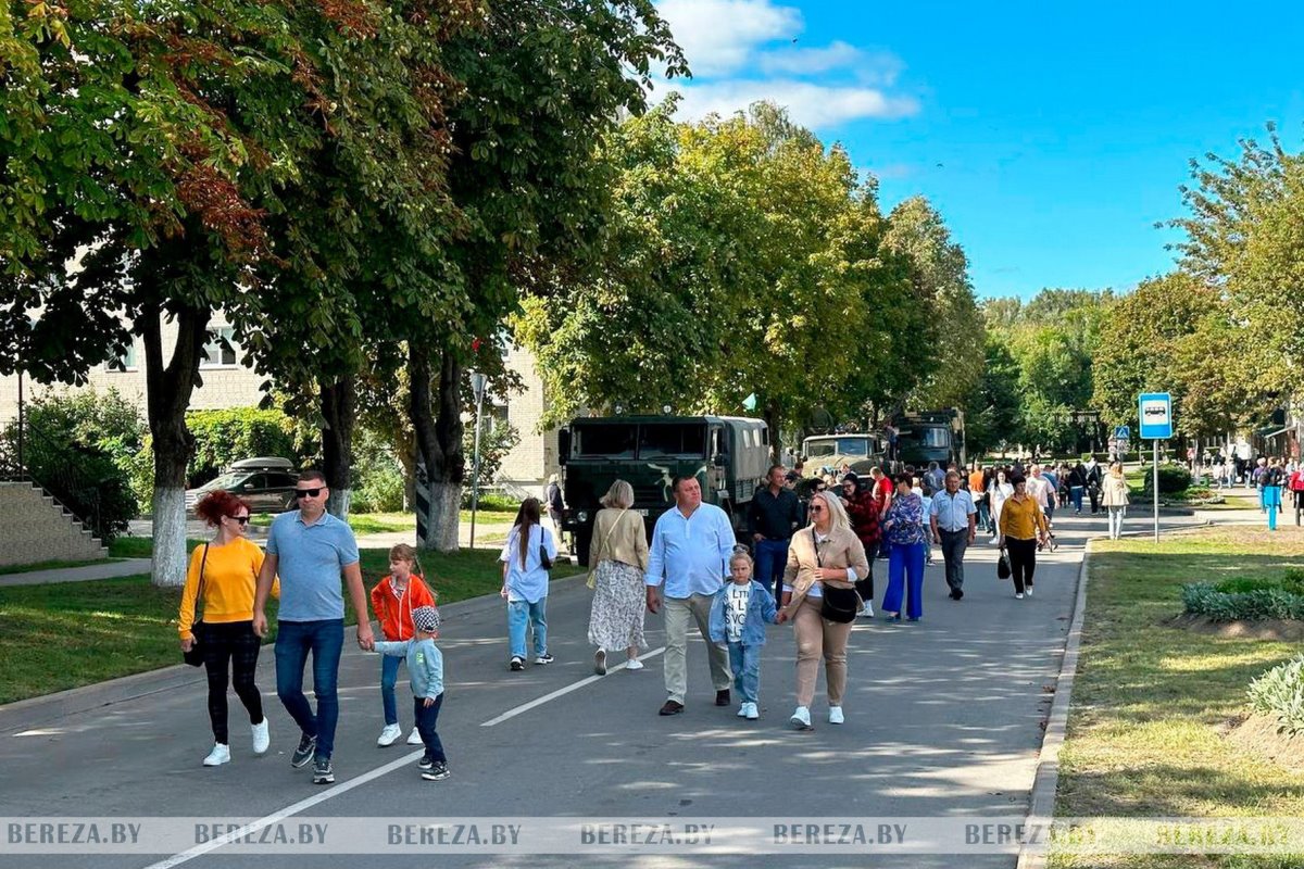 Жители и гости Белоозерска отмечают 65-летие города