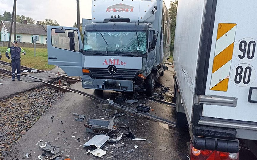 Два грузовика столкнулись на переезде в Барановичах