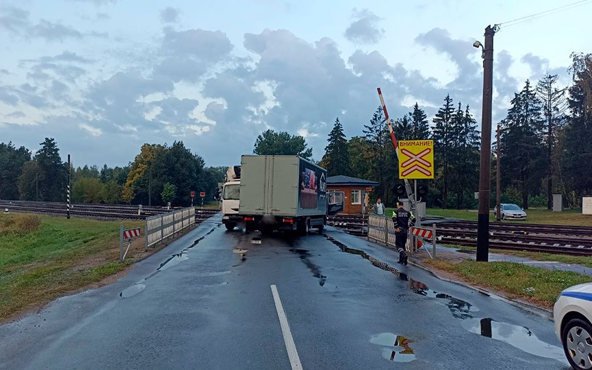 Два грузовика столкнулись на переезде в Барановичах