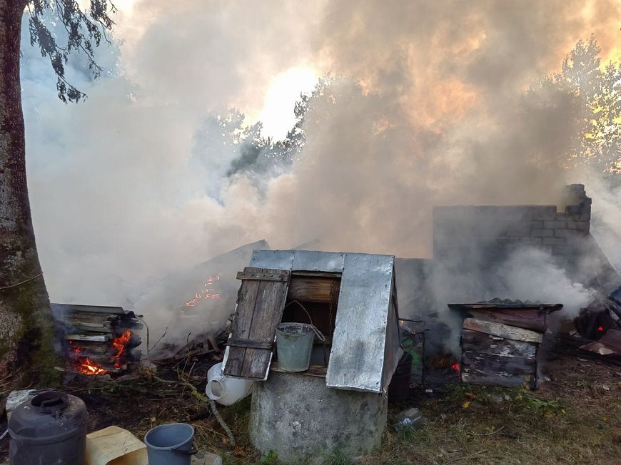В деревне Полики Малоритского района горел гараж