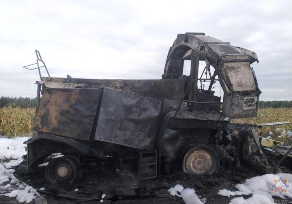 В Березовском районе загорелся кормоуборочный комбайн