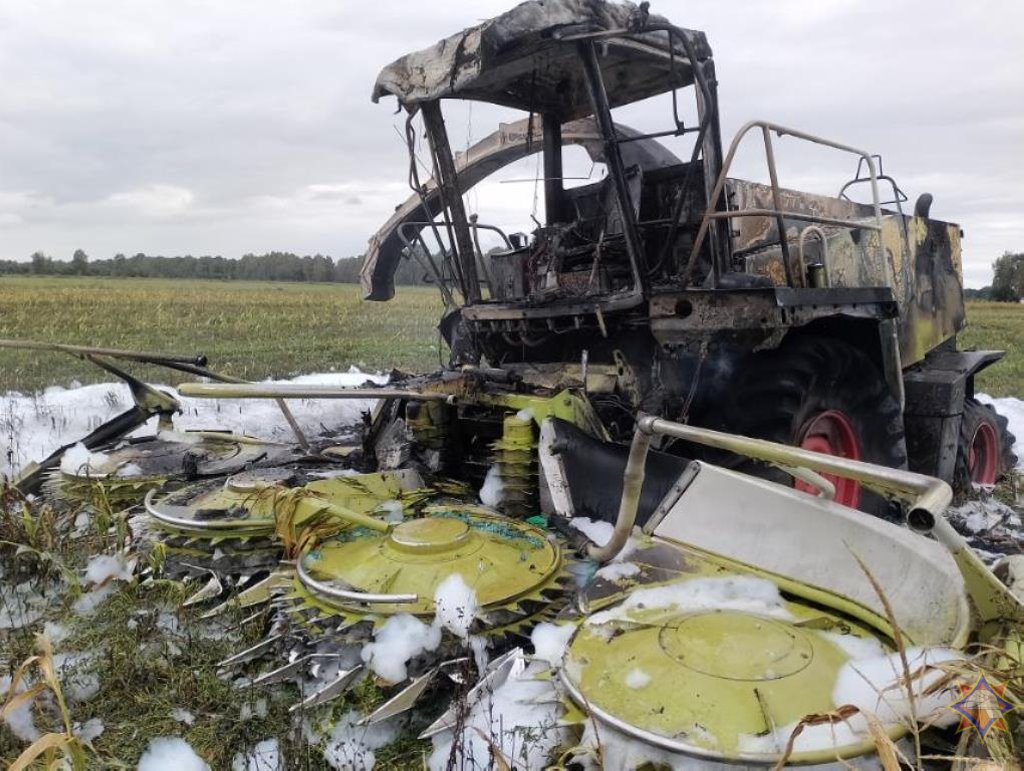 В Березовском районе загорелся кормоуборочный комбайн