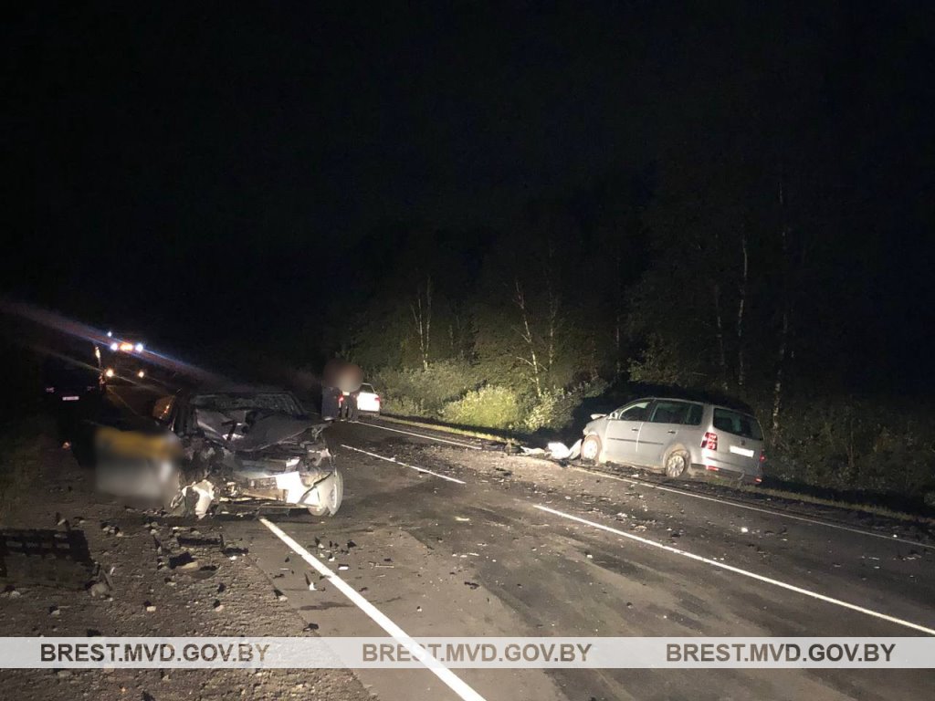 ДТП в Брестской области: водитель VW уснул за рулем и выехал на встречку, где совершил столкновение с такси