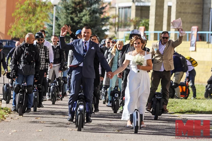 На моноколесах в отдел ЗАГС. Необычную свадьбу сыграли в Минске