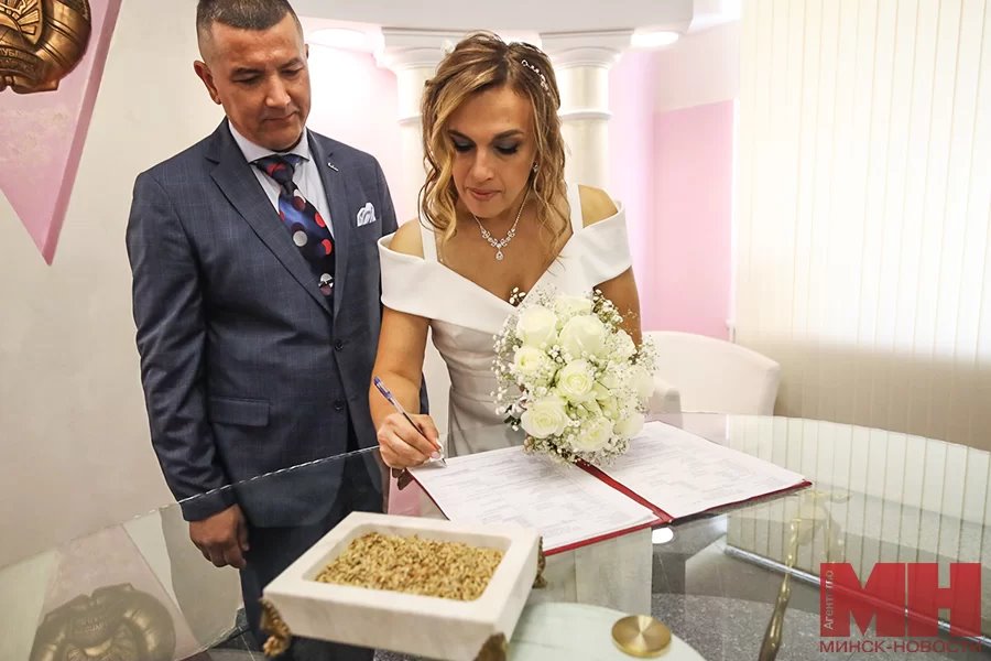 На моноколесах в отдел ЗАГС. Необычную свадьбу сыграли в Минске