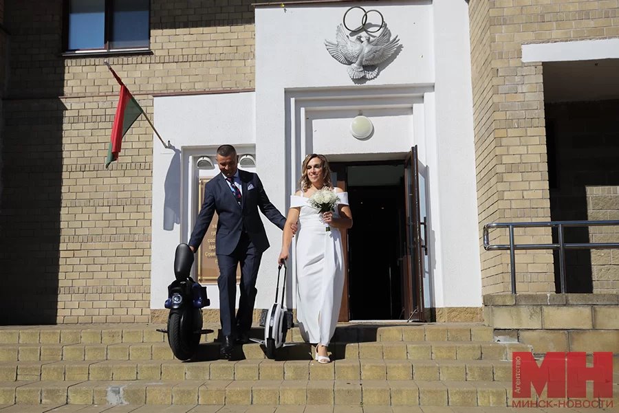На моноколесах в отдел ЗАГС. Необычную свадьбу сыграли в Минске