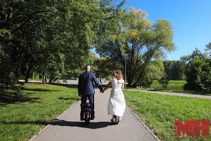 На моноколесах в отдел ЗАГС. Необычную свадьбу сыграли в Минске