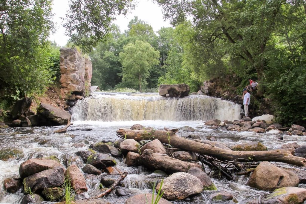 Белорусская пещера, водопад и экотропы в болотах. Топ таинственных и красивых мест для отдыха осенью