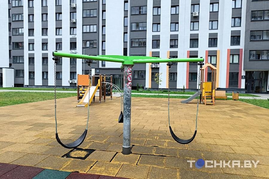 В Минске мужчина ударил ребенка на детской площадке. Видео