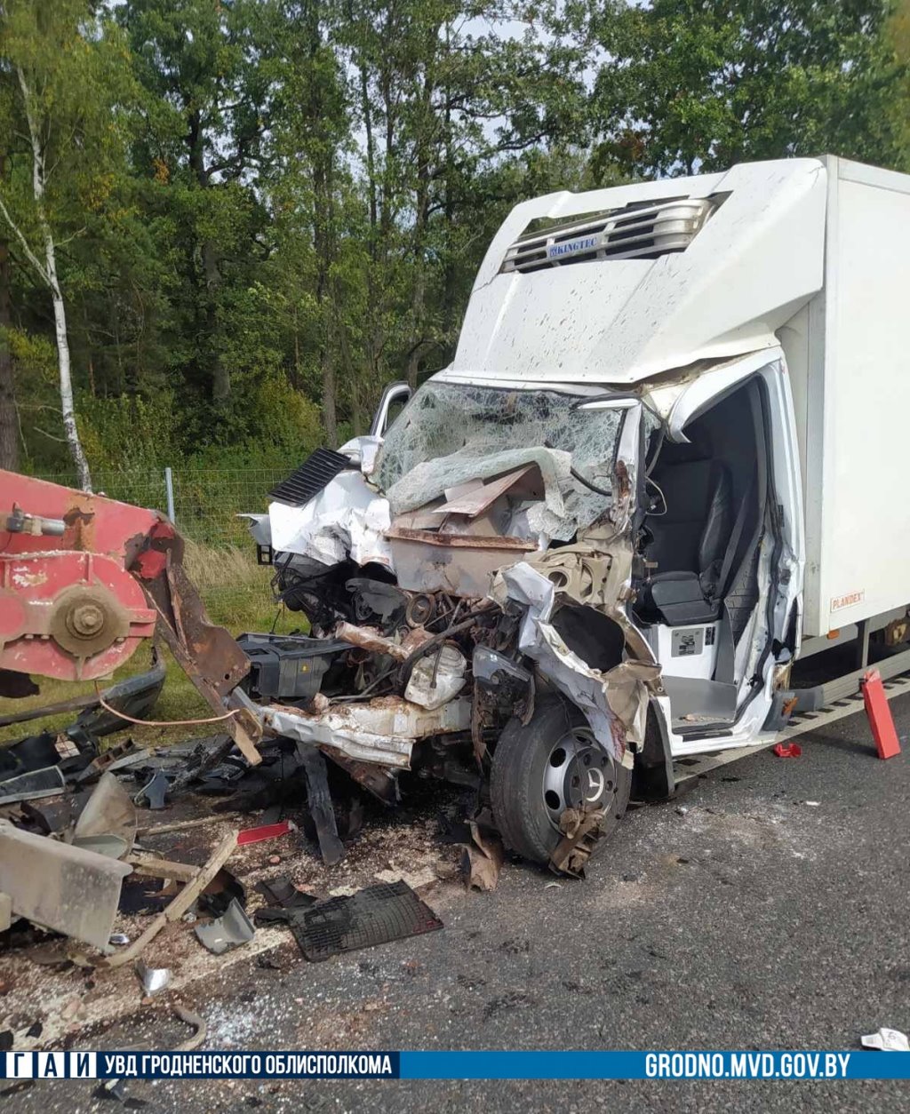 Серьезная авария на М6: фургон Mercedes столкнулся с трактором «Беларус»