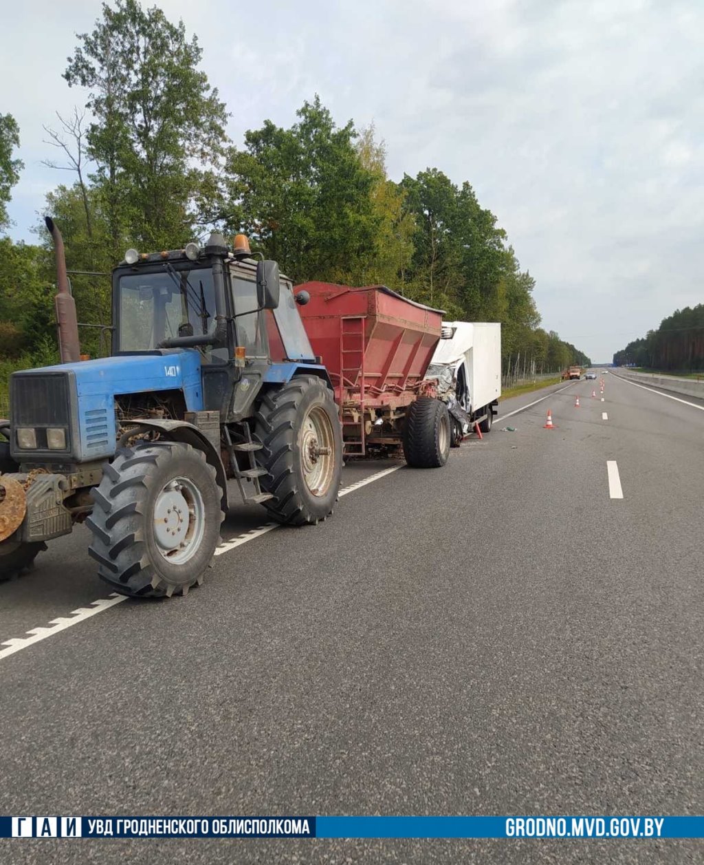 Серьезная авария на М6: фургон Mercedes столкнулся с трактором «Беларус»