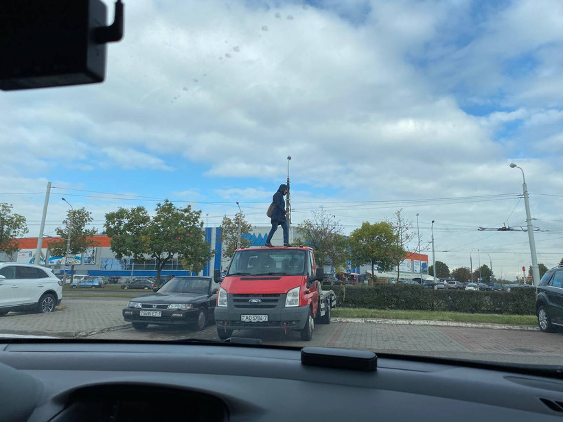 «Становится модным залезать на чужие машины». Девушка забралась на крышу эвакуатора в Минске