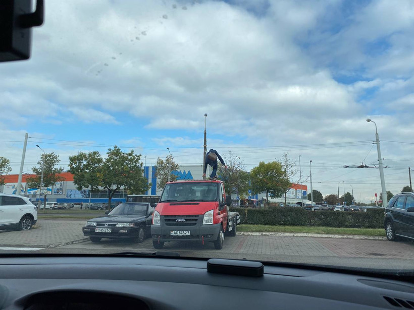 «Становится модным залезать на чужие машины». Девушка забралась на крышу эвакуатора в Минске