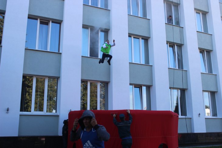 Сотрудники МЧС в Кобрине ликвидировали условный пожар и спасли людей из административного здания