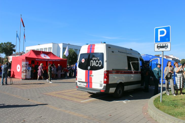 Сотрудники МЧС в Кобрине ликвидировали условный пожар и спасли людей из административного здания