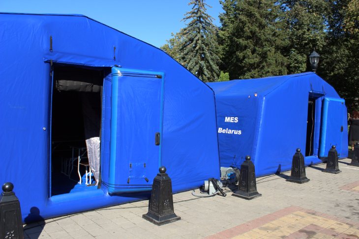 Сотрудники МЧС в Кобрине ликвидировали условный пожар и спасли людей из административного здания