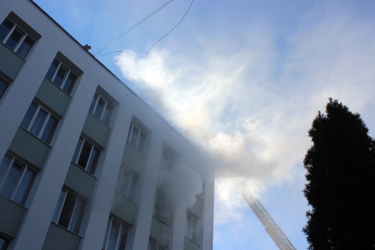 Сотрудники МЧС в Кобрине ликвидировали условный пожар и спасли людей из административного здания